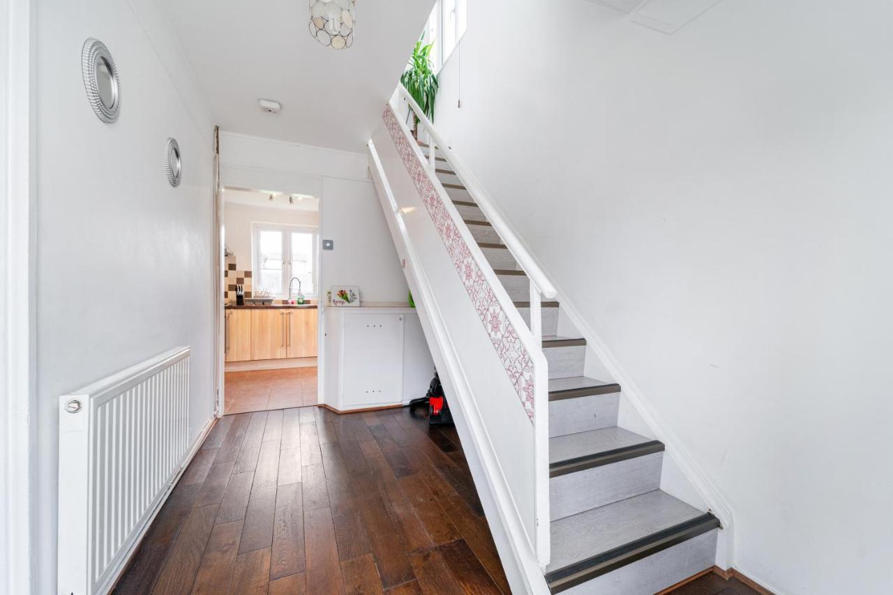 Dwellers Delight Living Ltd Serviced Accommodation, Chigwell, 3 Bedroom House, Upto 7 Guests, Free Wifi & Parking Vakantiehuis *