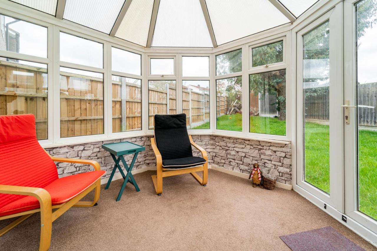 Dwellers Delight Living Ltd Serviced Accommodation, Chigwell, 3 Bedroom House, Upto 7 Guests, Free Wifi & Parking Vakantiehuis Londen
