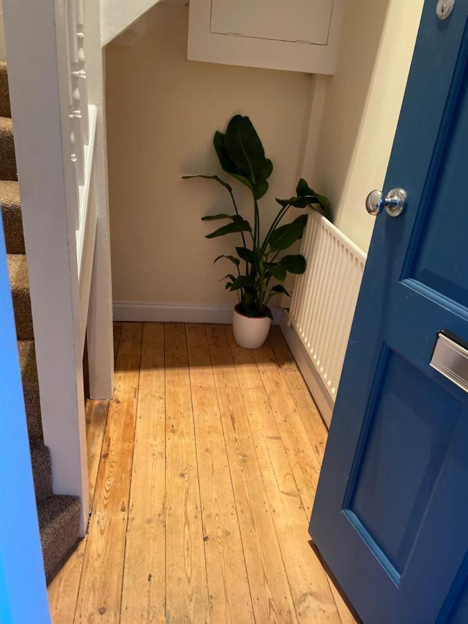 Double Bed Apartment: Steps From Platform Station * London