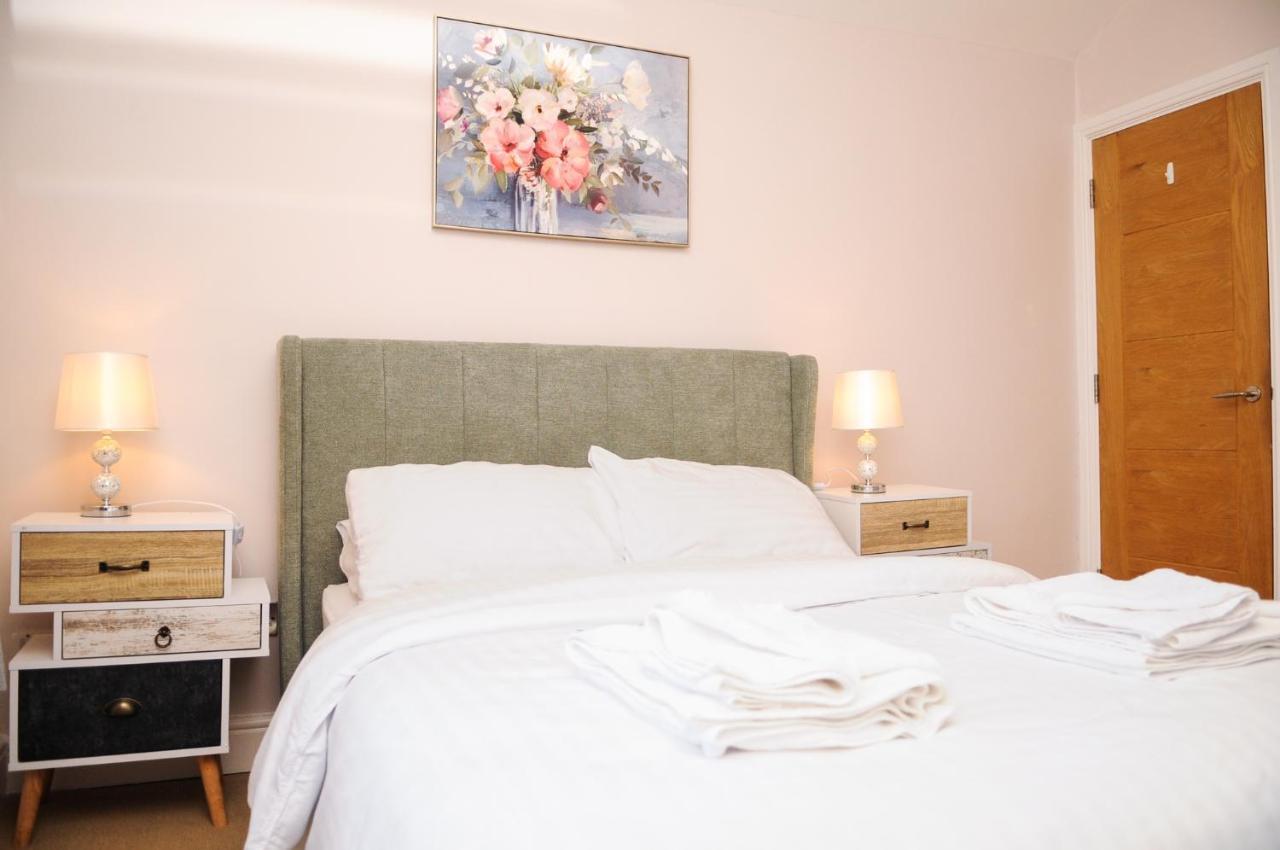 Luxury 5 Star - Parking, Garden, Nr Greater Metro Stations Londen