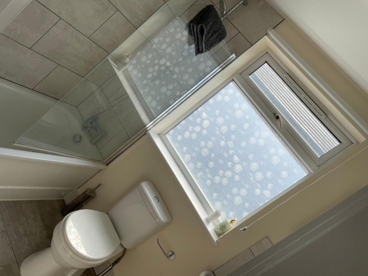 Double Bed Apartment: Steps From Platform Station Apartment London