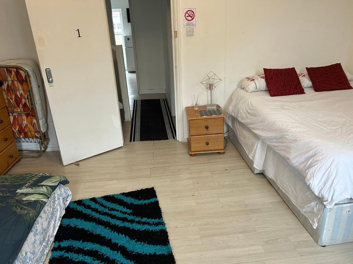 Guest house Family Room With Shared Kitchen And Bathroom In Angel Zone 1