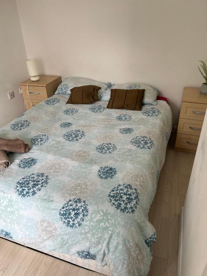 Pensión Redecorated Double With Shared Bathroom And Kitchen Londres