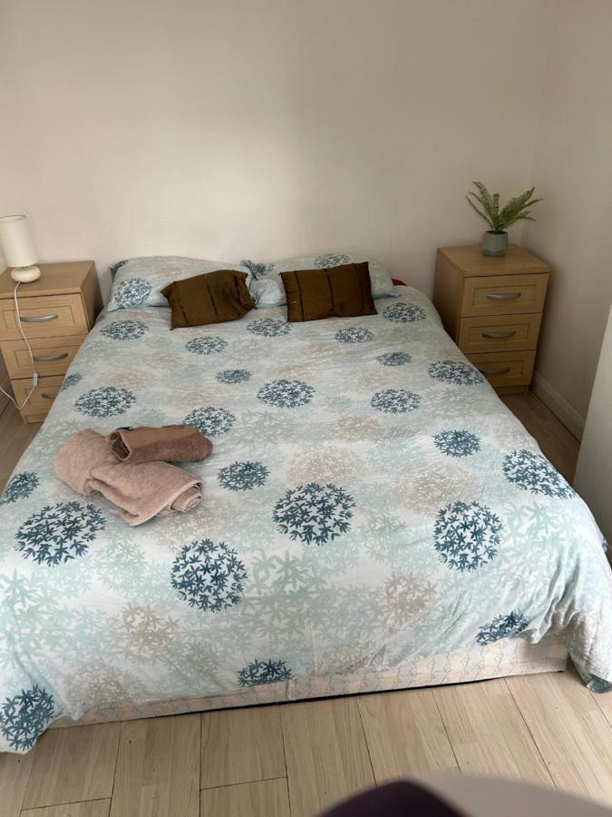 Pensión Redecorated Double With Shared Bathroom And Kitchen *