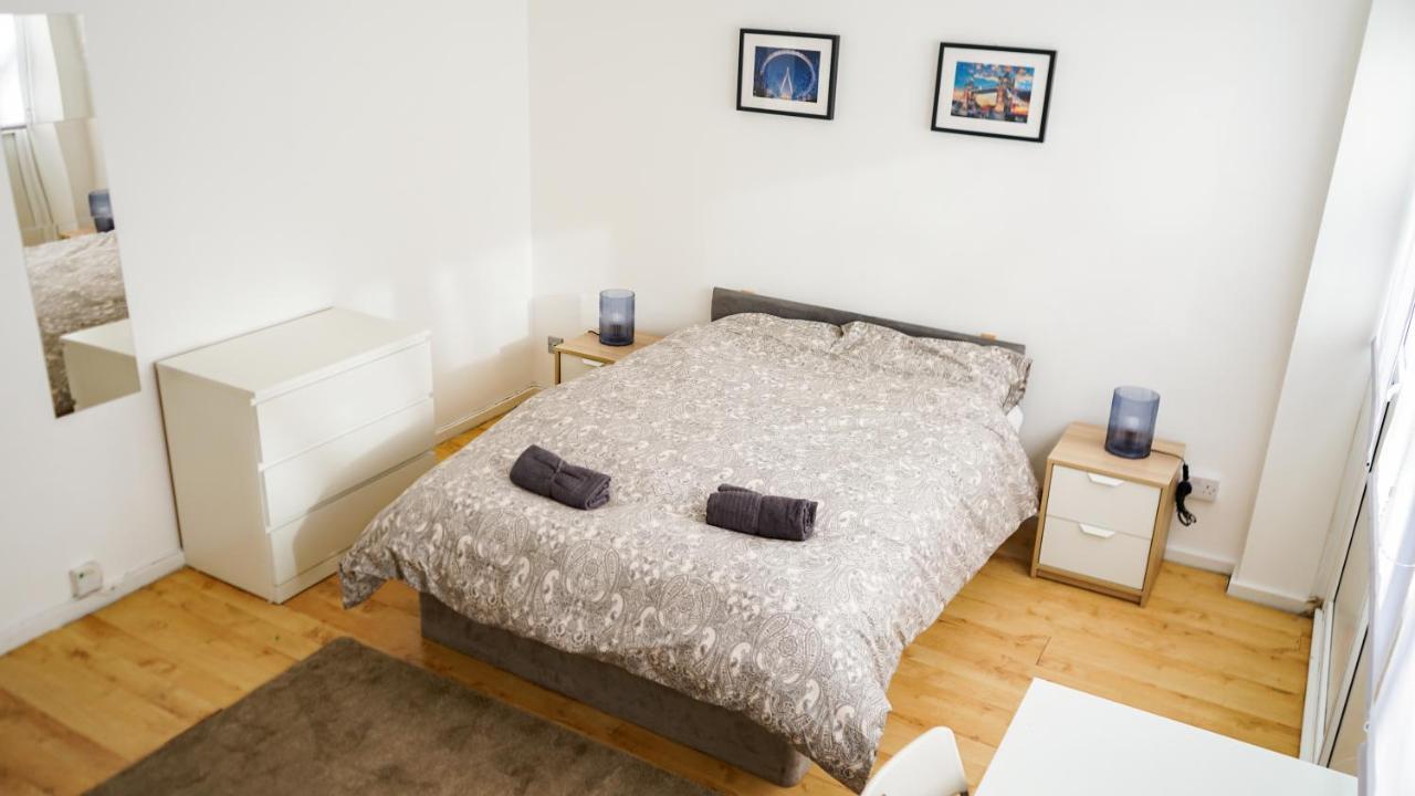 Large Modern 3 Bedrooms House With Patio/terrace Londen