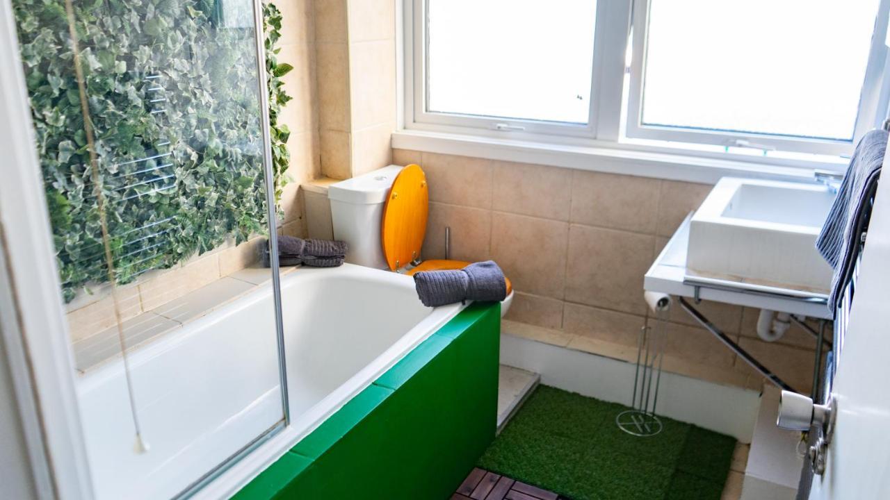 Appartement Large Modern 3 Bedrooms House With Patio/terrace Londen