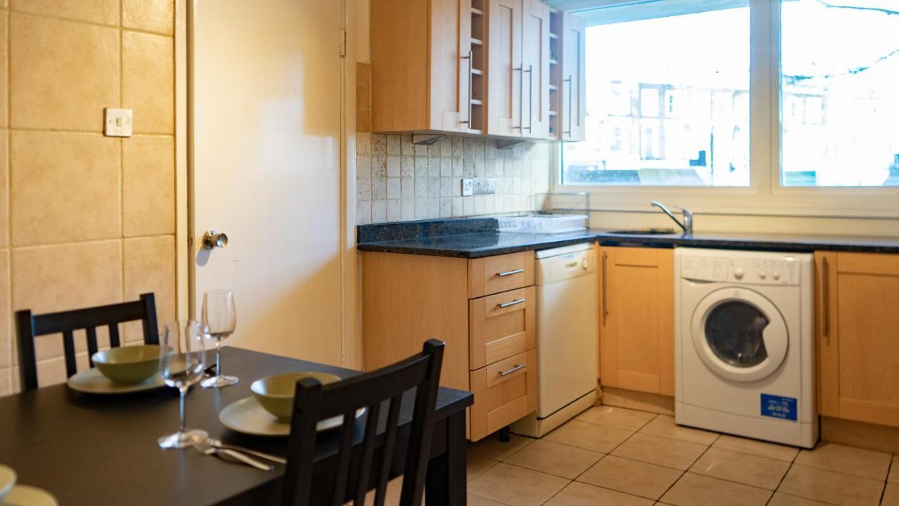 Large Modern 3 Bedrooms House With Patio/terrace Londen