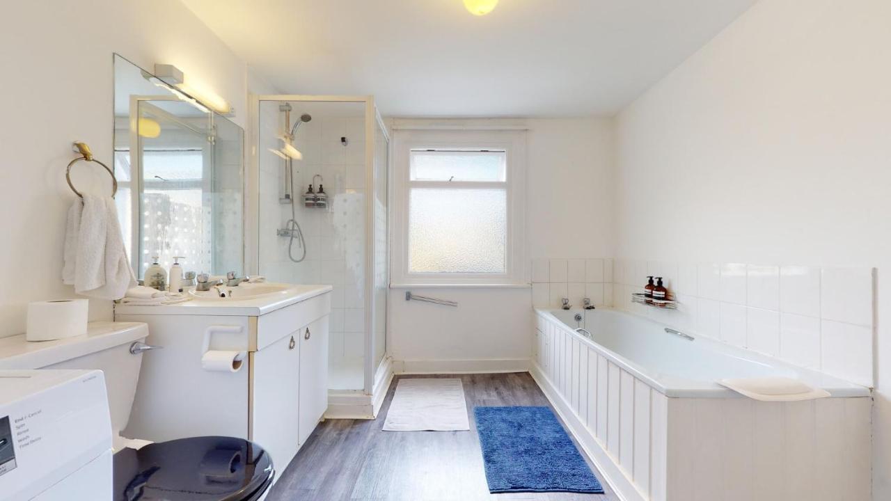 Ferienhaus Cheerful 4 Bedroom Victorian House With Back Courtyard