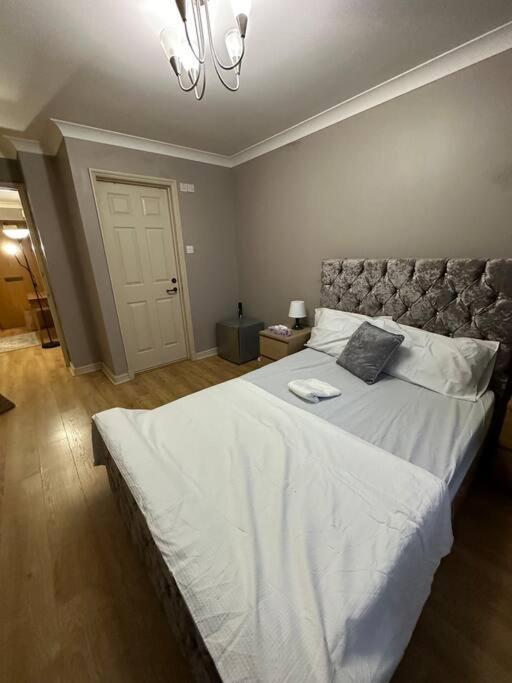 A 2 Standard Bedrooms Flat Apartment London