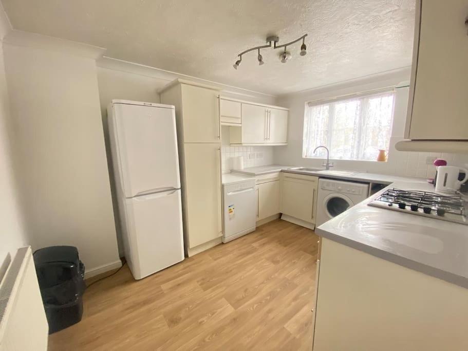 Beautiful 3 Bedroom House With The Transport Links To London, The Excel Centre, Canary Wharf, The O2! With A Driveway And Private Garden! Appartement