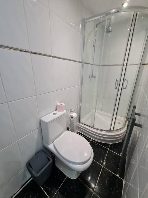 Elegant 2 Bed, 2 Bath Apartamento *