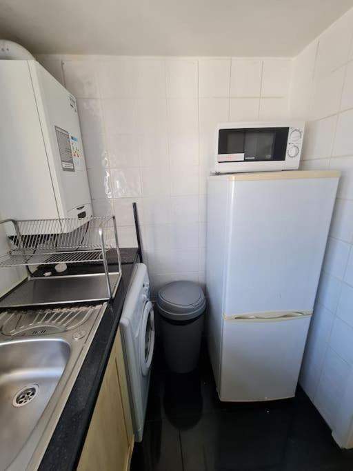 Elegant 2 Bed, 2 Bath Apartamento *
