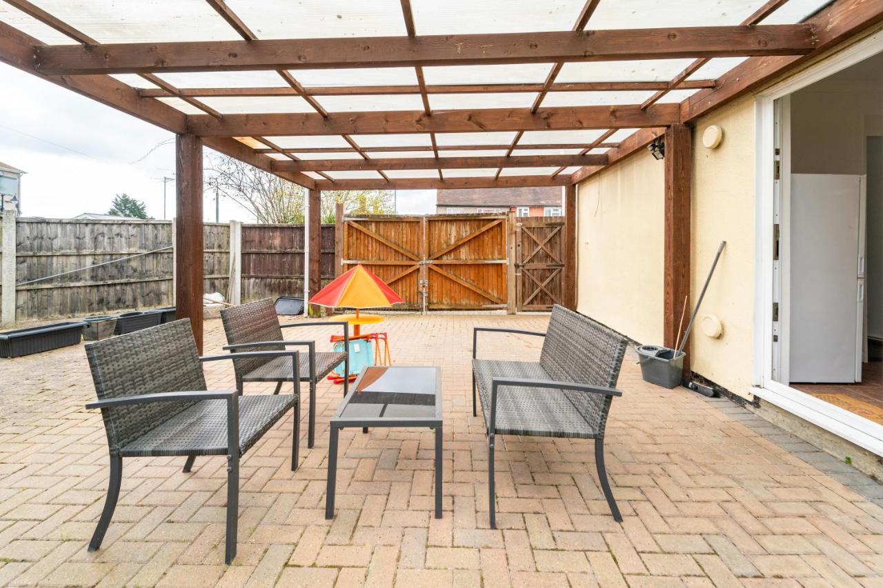 Dwellers Delight Living Ltd Serviced Accommodation, Chigwell, 3 Bedroom House, Upto 7 Guests, Free Wifi & Parking Vakantiehuis