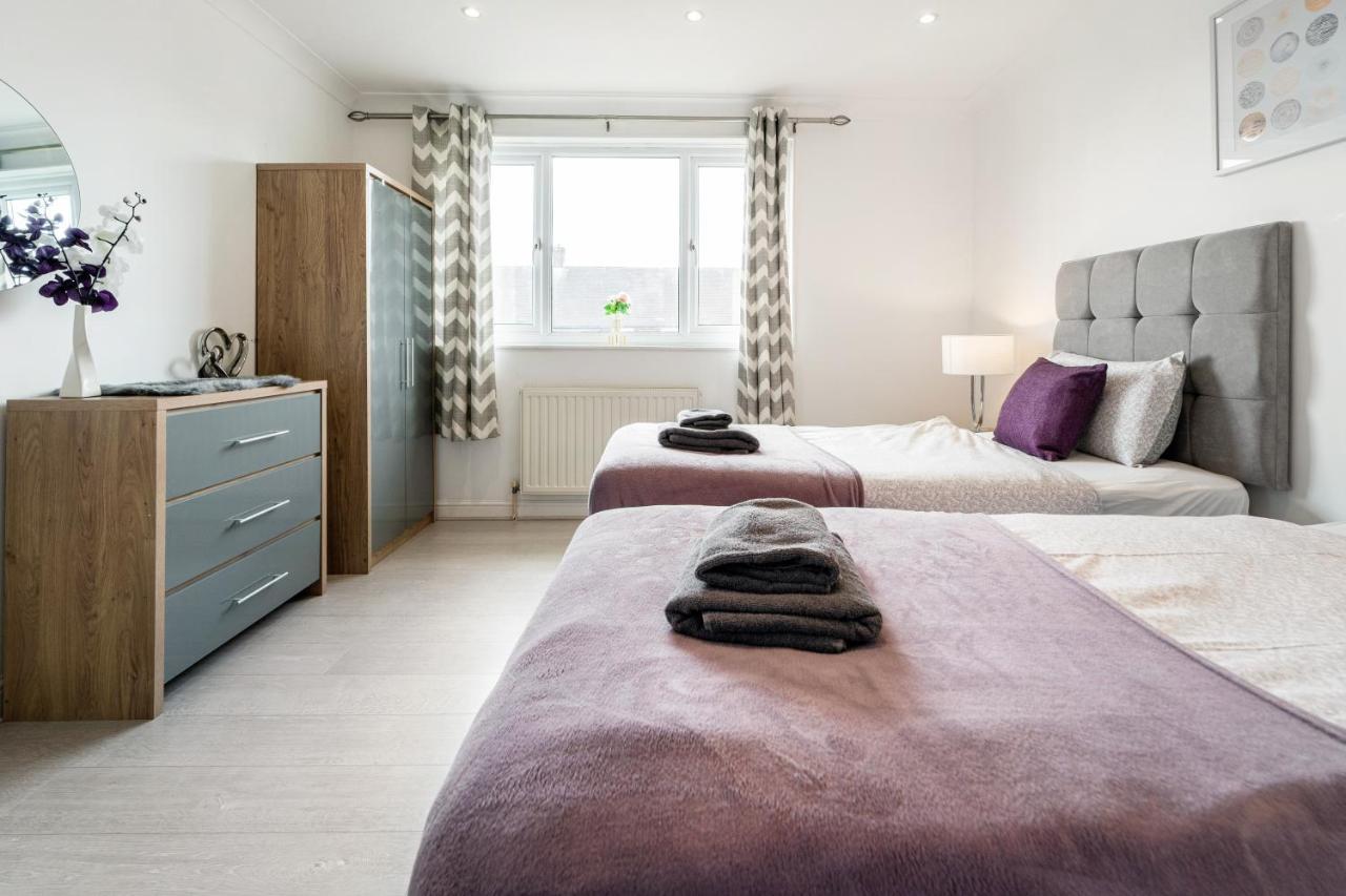 Dwellers Delight Living Ltd Serviced Accommodation, Chigwell, 3 Bedroom House, Upto 7 Guests, Free Wifi & Parking Vakantiehuis Londen