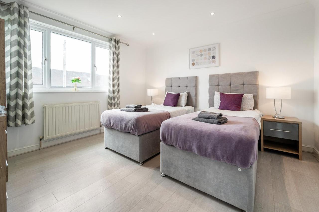 Vakantiehuis Dwellers Delight Living Ltd Serviced Accommodation, Chigwell, 3 Bedroom House, Upto 7 Guests, Free Wifi & Parking *