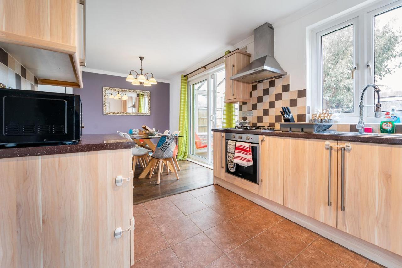 Dwellers Delight Living Ltd Serviced Accommodation, Chigwell, 3 Bedroom House, Upto 7 Guests, Free Wifi & Parking Vakantiehuis Londen