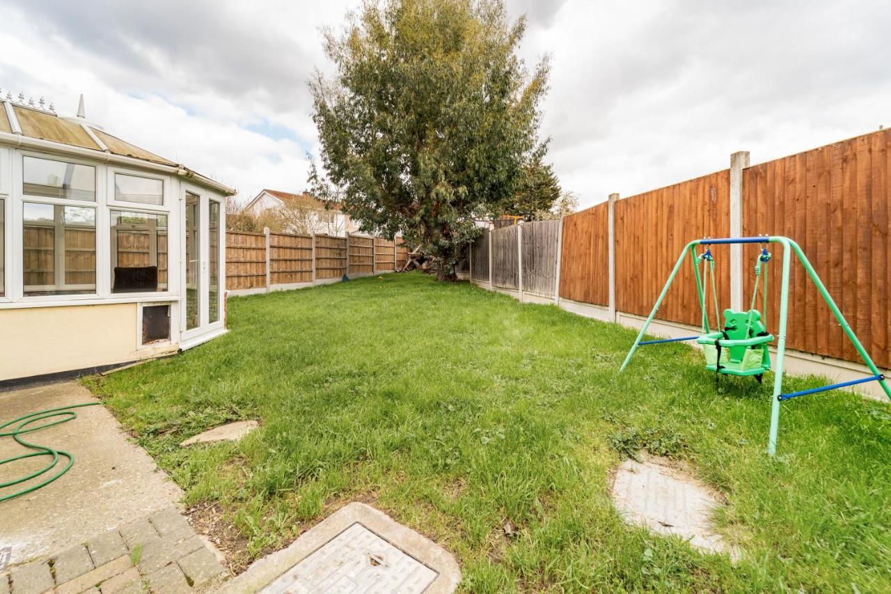 Dwellers Delight Living Ltd Serviced Accommodation, Chigwell, 3 Bedroom House, Upto 7 Guests, Free Wifi & Parking Vakantiehuis *