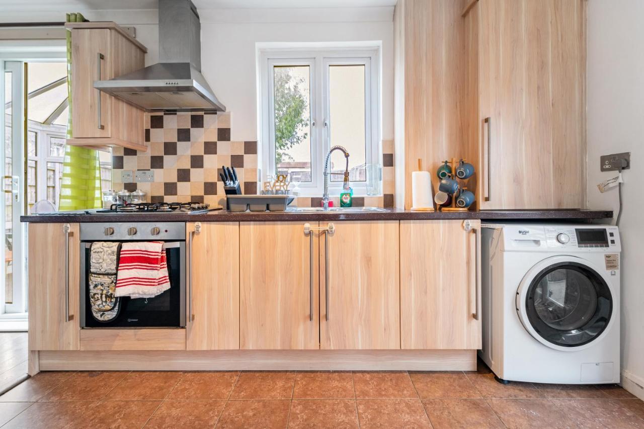 Dwellers Delight Living Ltd Serviced Accommodation, Chigwell, 3 Bedroom House, Upto 7 Guests, Free Wifi & Parking Vakantiehuis