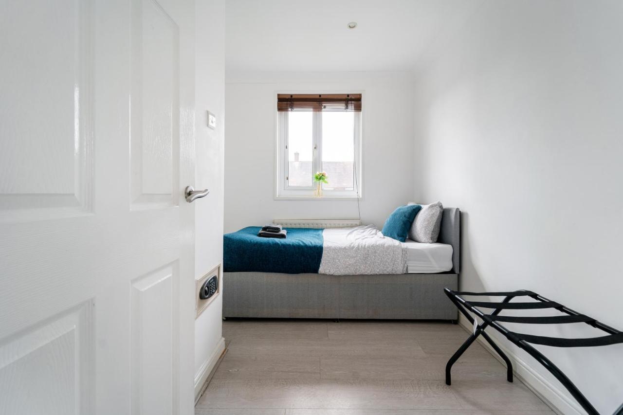 Dwellers Delight Living Ltd Serviced Accommodation, Chigwell, 3 Bedroom House, Upto 7 Guests, Free Wifi & Parking * Londen