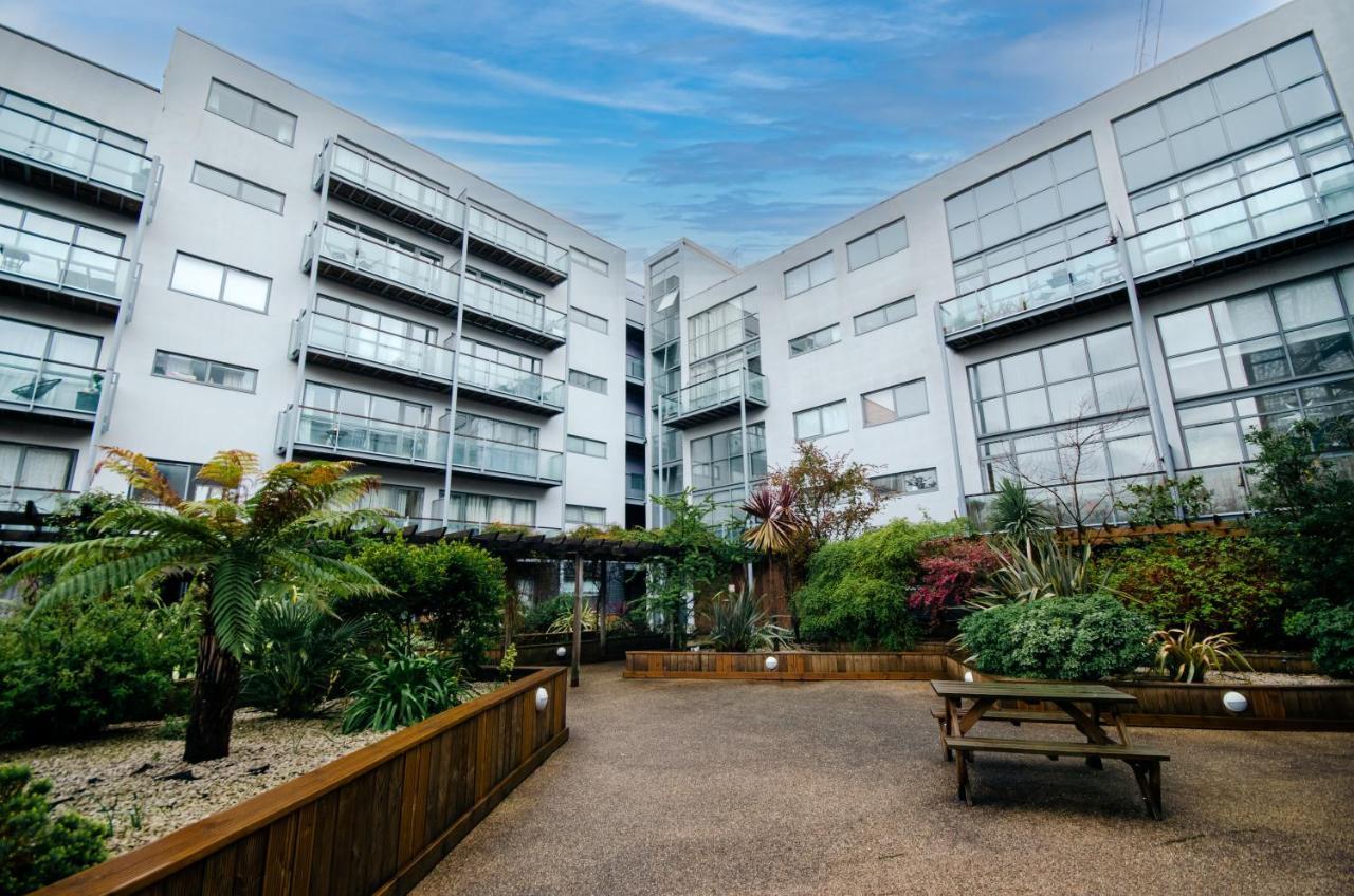 Stylish Close To Bridge Apartment London