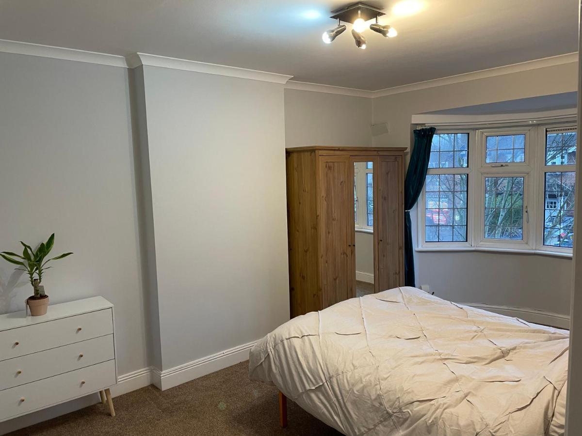 Double Bed Apartment: Steps From Platform Station London