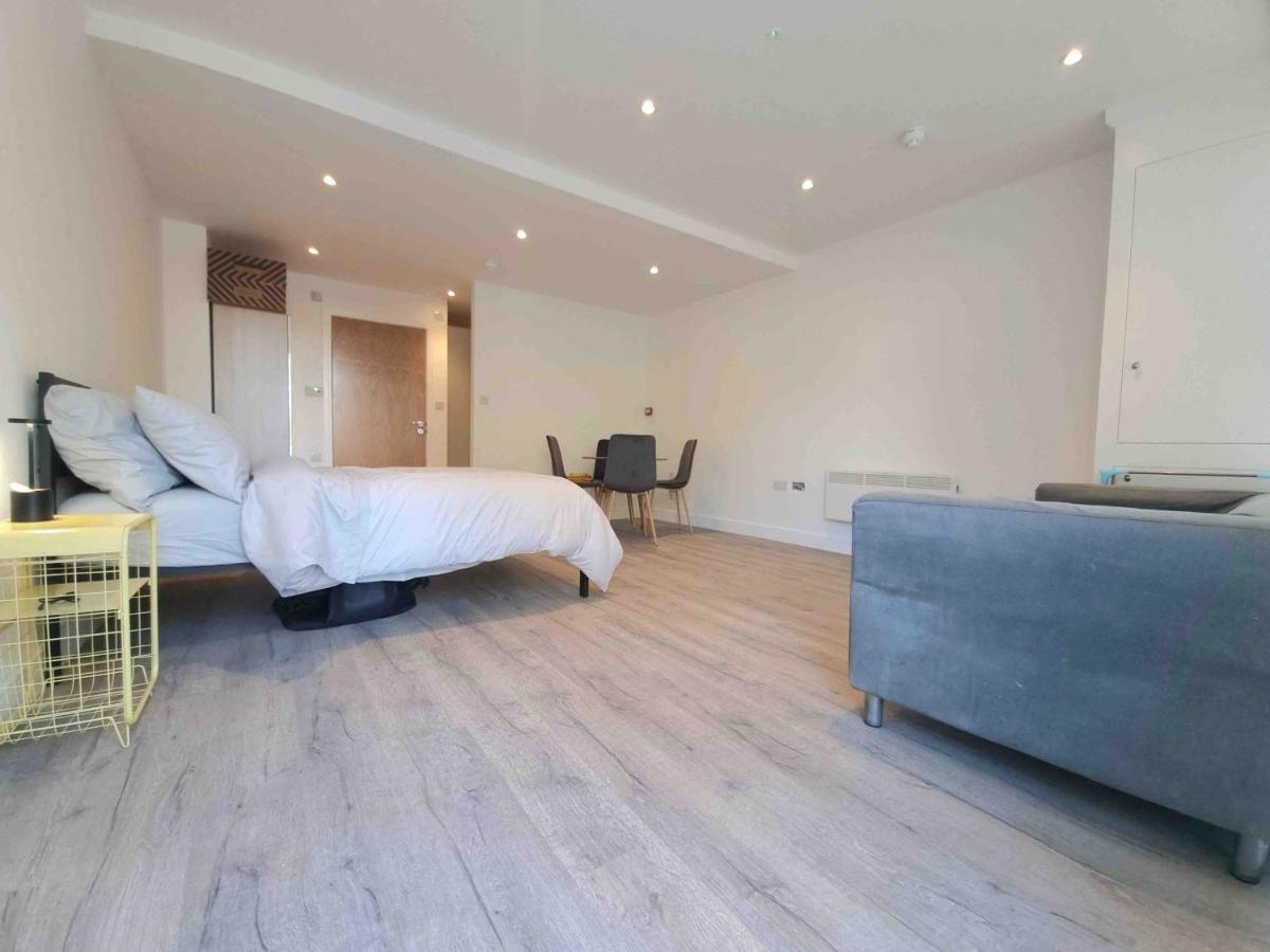 Stylish Converted Ground Floor Studio - * London