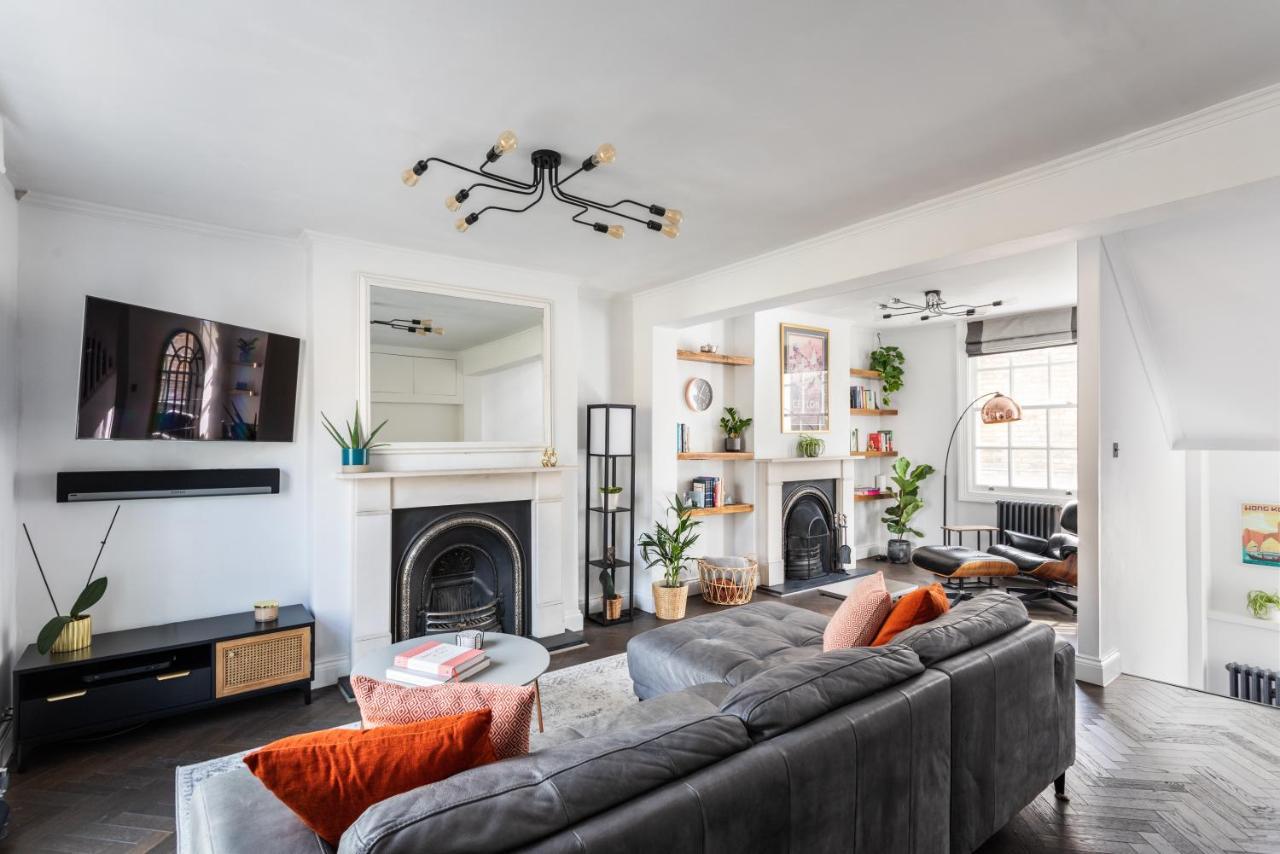 Stunning Townhouse With Large Roof Terrace *