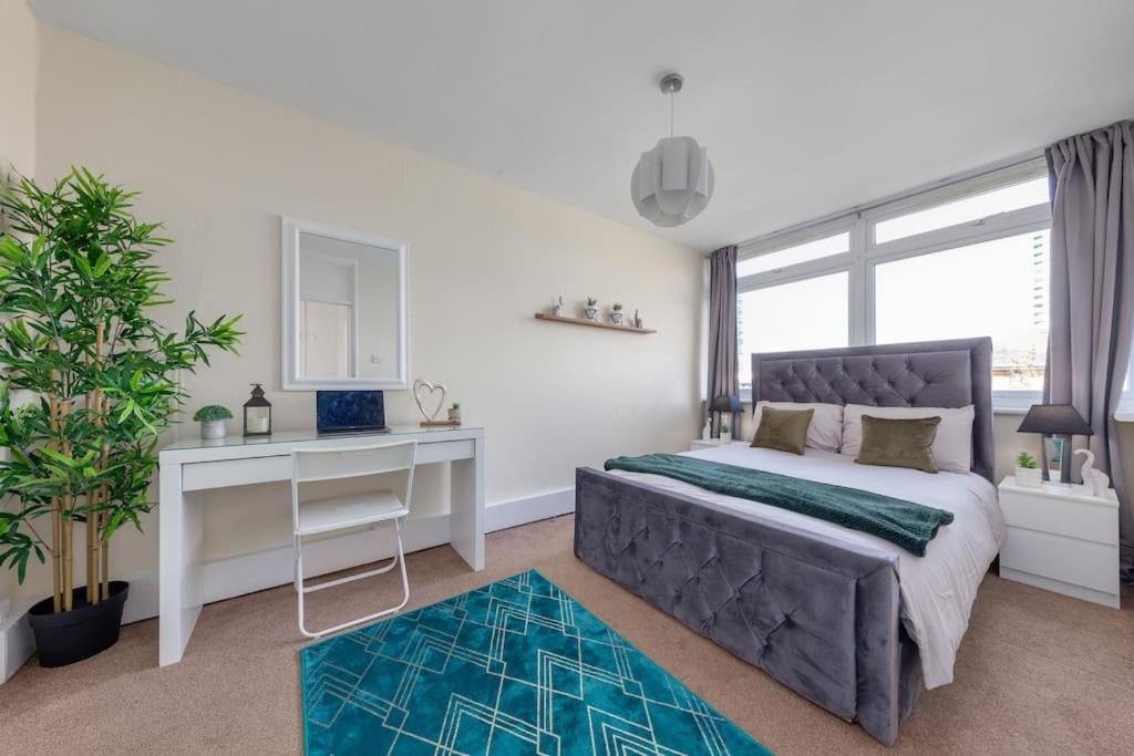 Hyde Park 4 Bedroom Superior Apartment