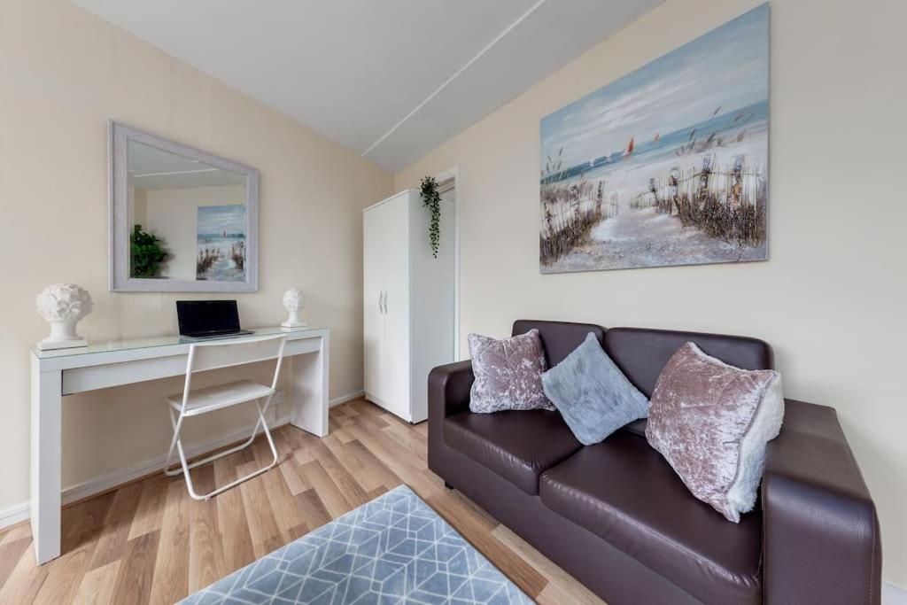 Hyde Park 4 Bedroom Superior Apartment *