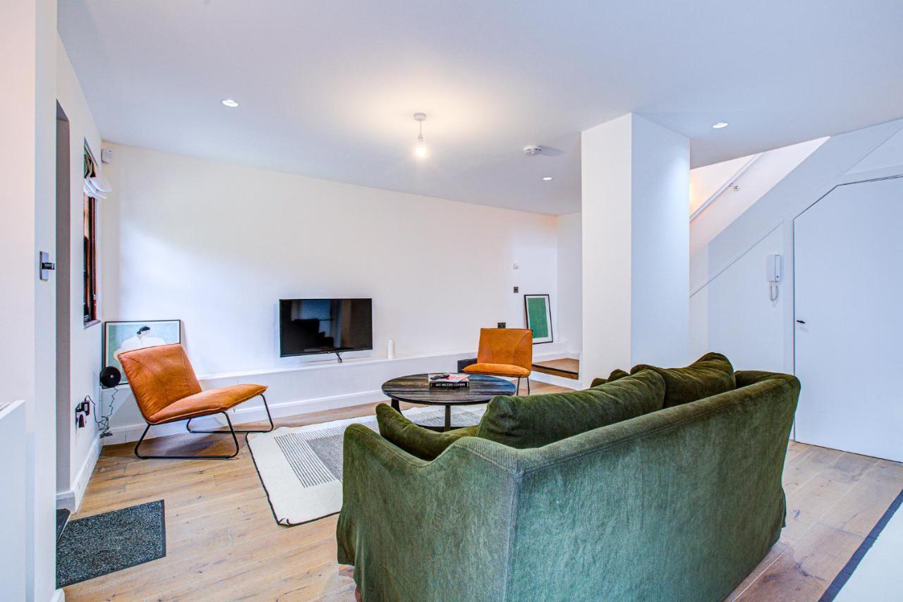 Beautiful 3-bedroom House Just Minutes From Queen's Park Tube Apartment