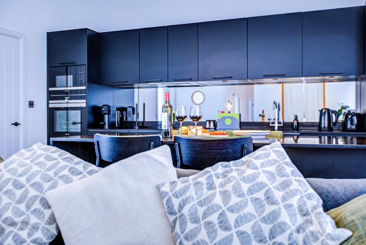 Stunning Penthouse Close To Queen's Park - Mega Fast Internet Apartment *