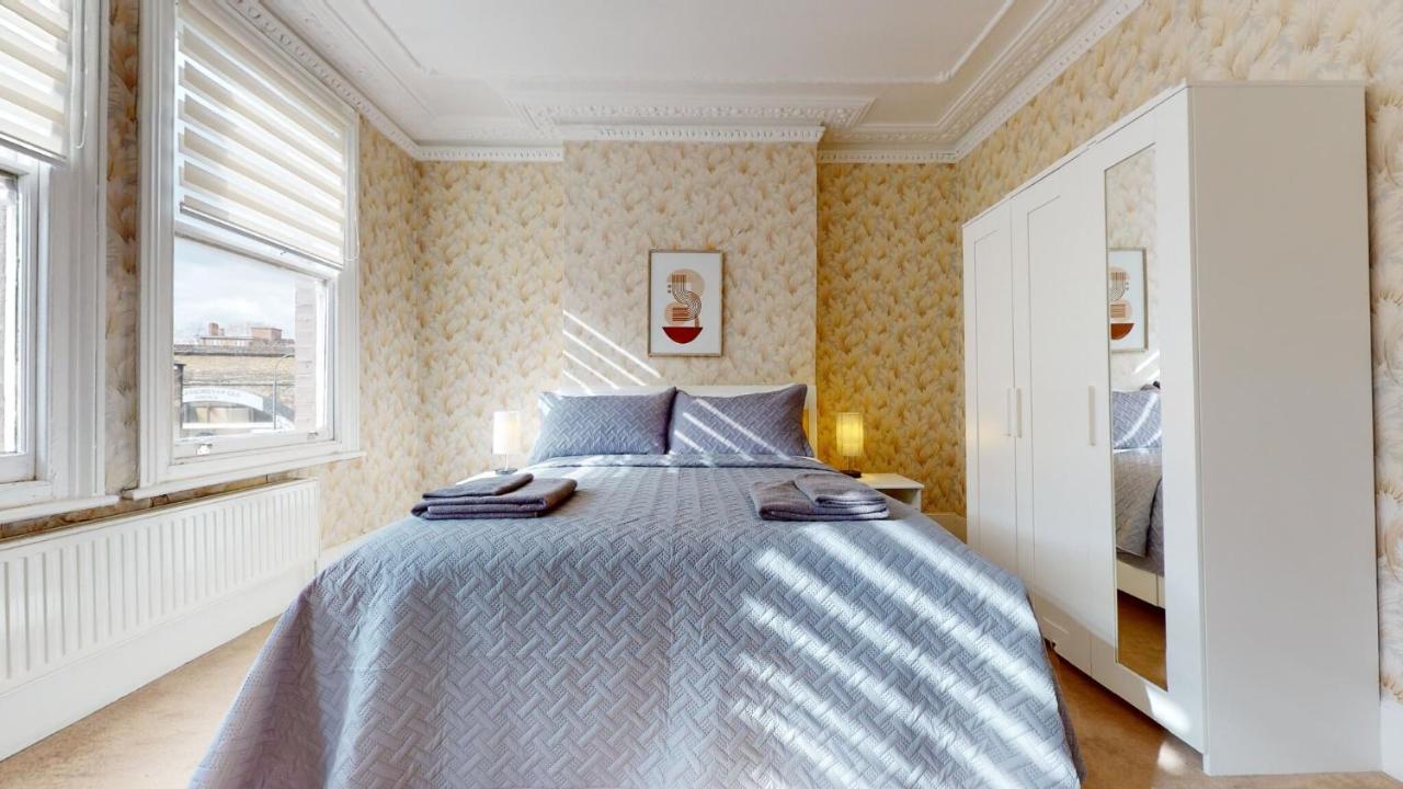 Cheerful 4 Bedroom Victorian House With Back Courtyard Holiday home London