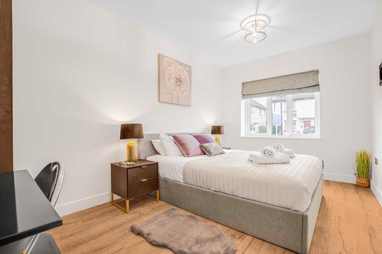 Stylish Two Bedroom By Direct2hosts Short Lets West Oasis With Workspace & Long * Londen