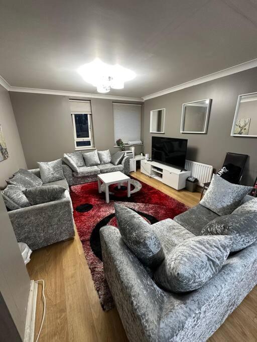 A 2 Standard Bedrooms Flat Apartment *