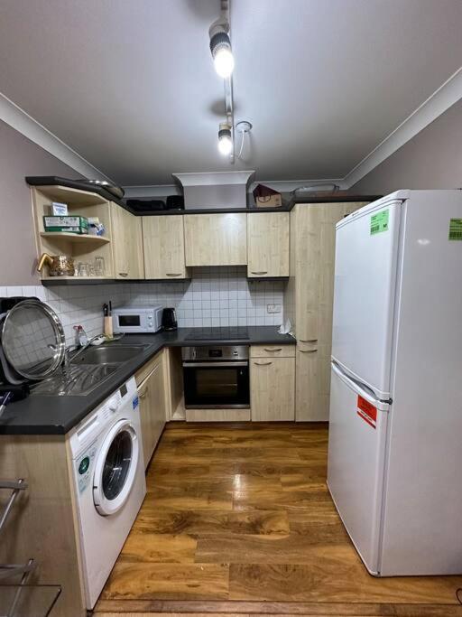 Apartment A 2 Standard Bedrooms Flat London
