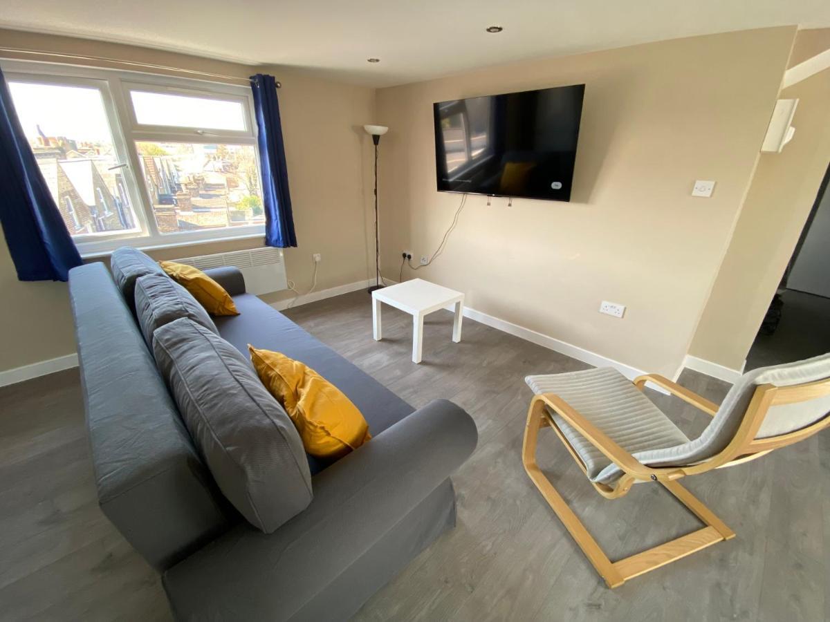 Stunning 1 Bedroom Flat In Wood * Londen