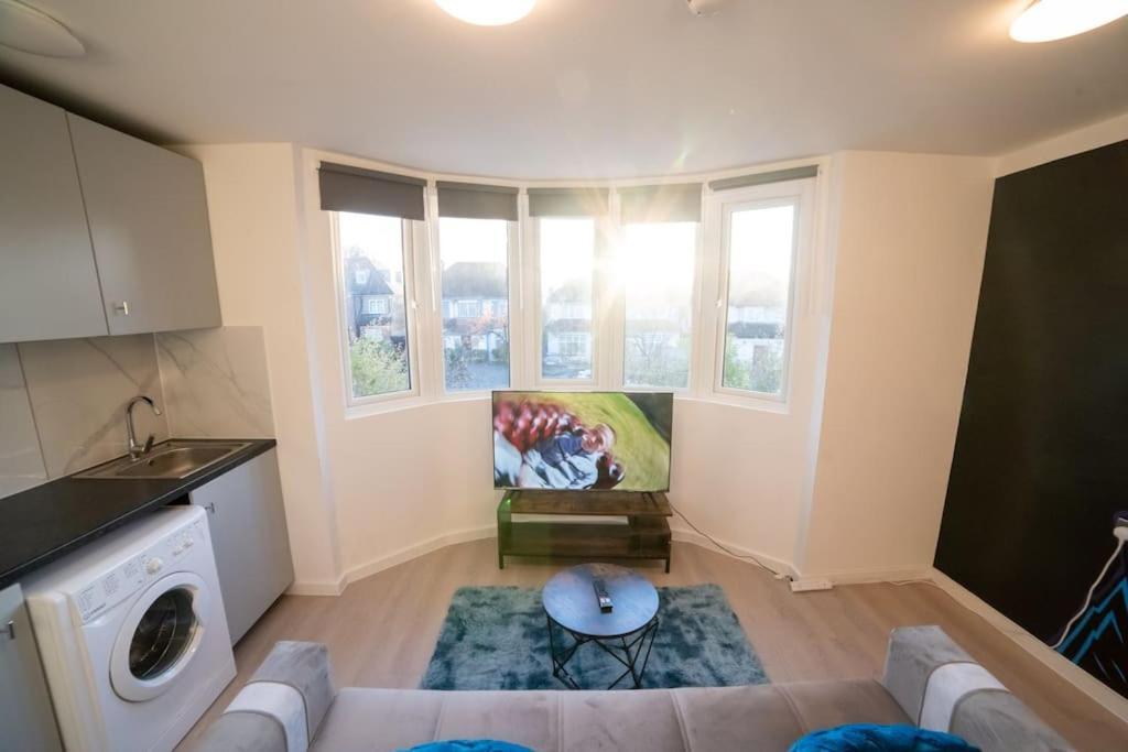 Spacious And Stylish 1 Bed Modern Flat Apartment London