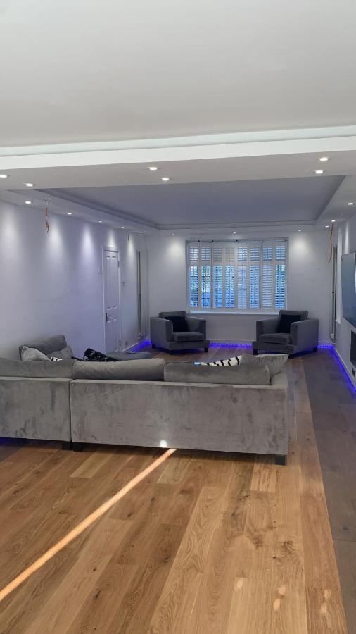 Great 5-bedroom House In Thornton Road Sleeps 14+ Holiday home London