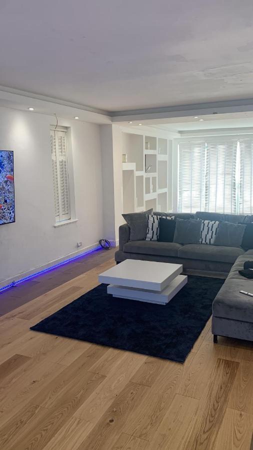 Great 5-bedroom House In Thornton Road Sleeps 14+ * London