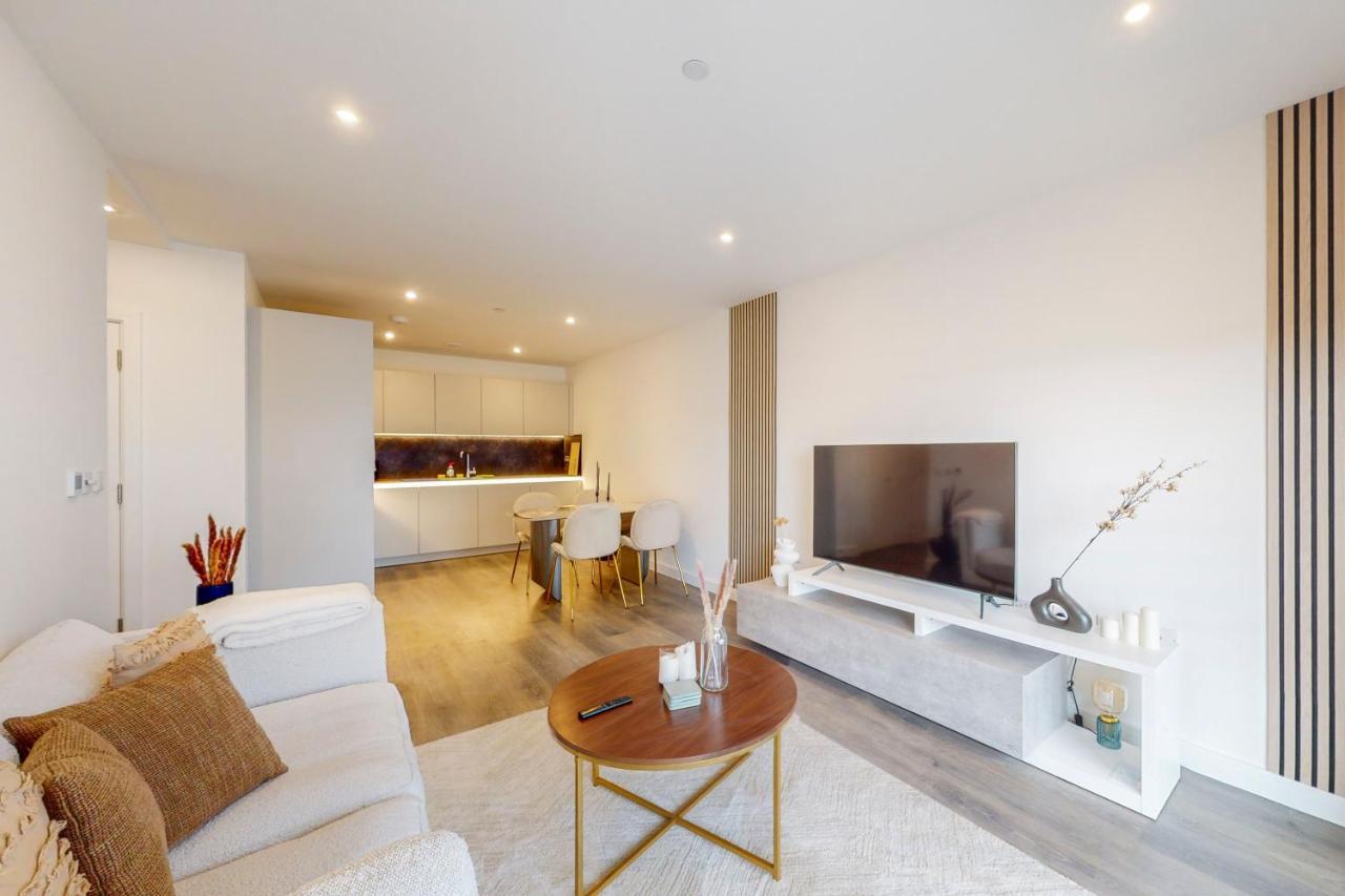 Modernistic 2 Bedroom Flat With Balcony In South Acton Apartment