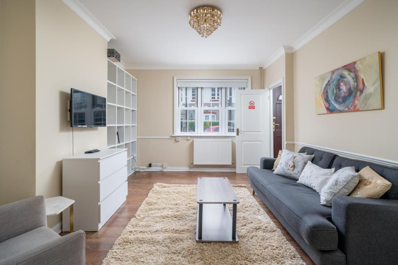 Elegant 3 Bedroom Retreat Minutes From Canary Wharf Ferienhaus London
