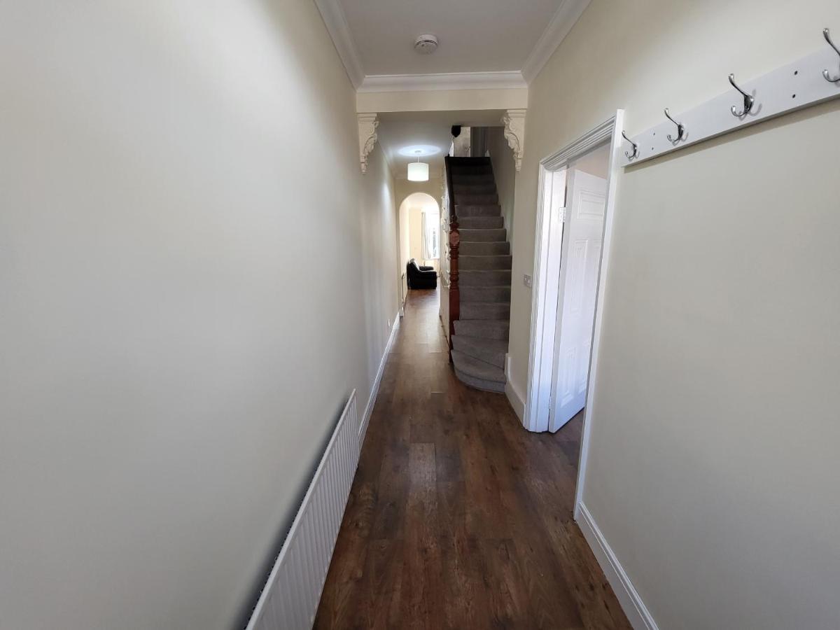 Spacious Central 5 Bedroom House By Tube Station Londen