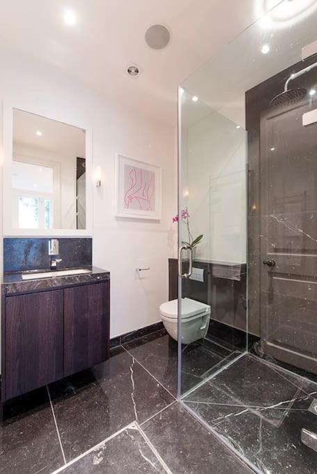 5 Double Bed Town House In South Kensington