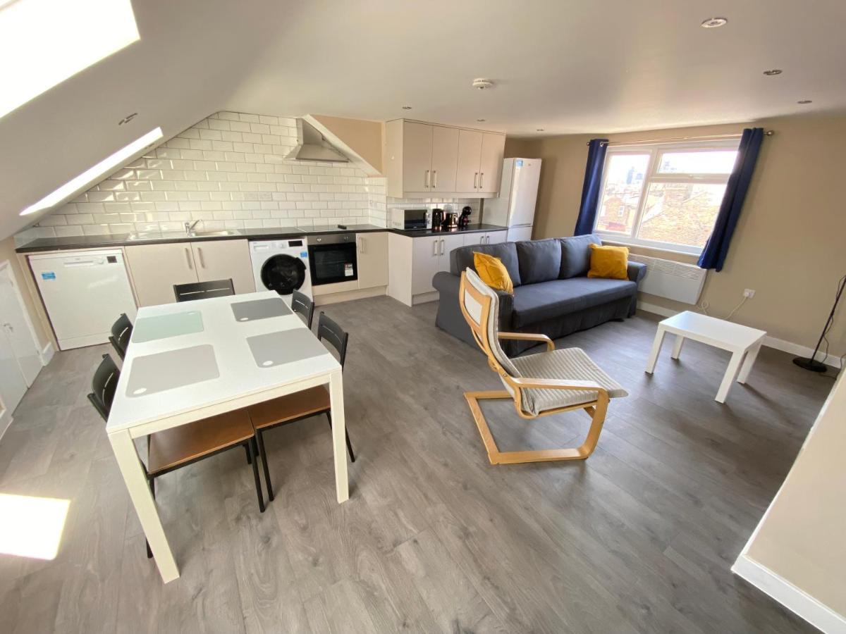 Stunning 1 Bedroom Flat In Wood *