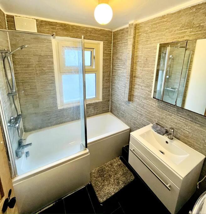 1 Bedroom Flat Garden In Clapham Apartment London