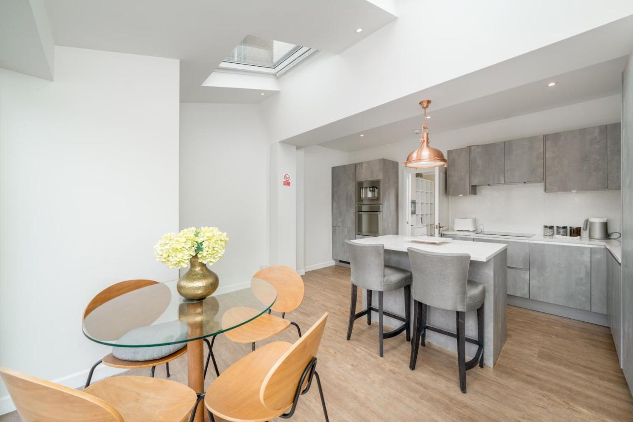 Elegant 3 Bedroom Retreat Minutes From Canary Wharf Holiday home *