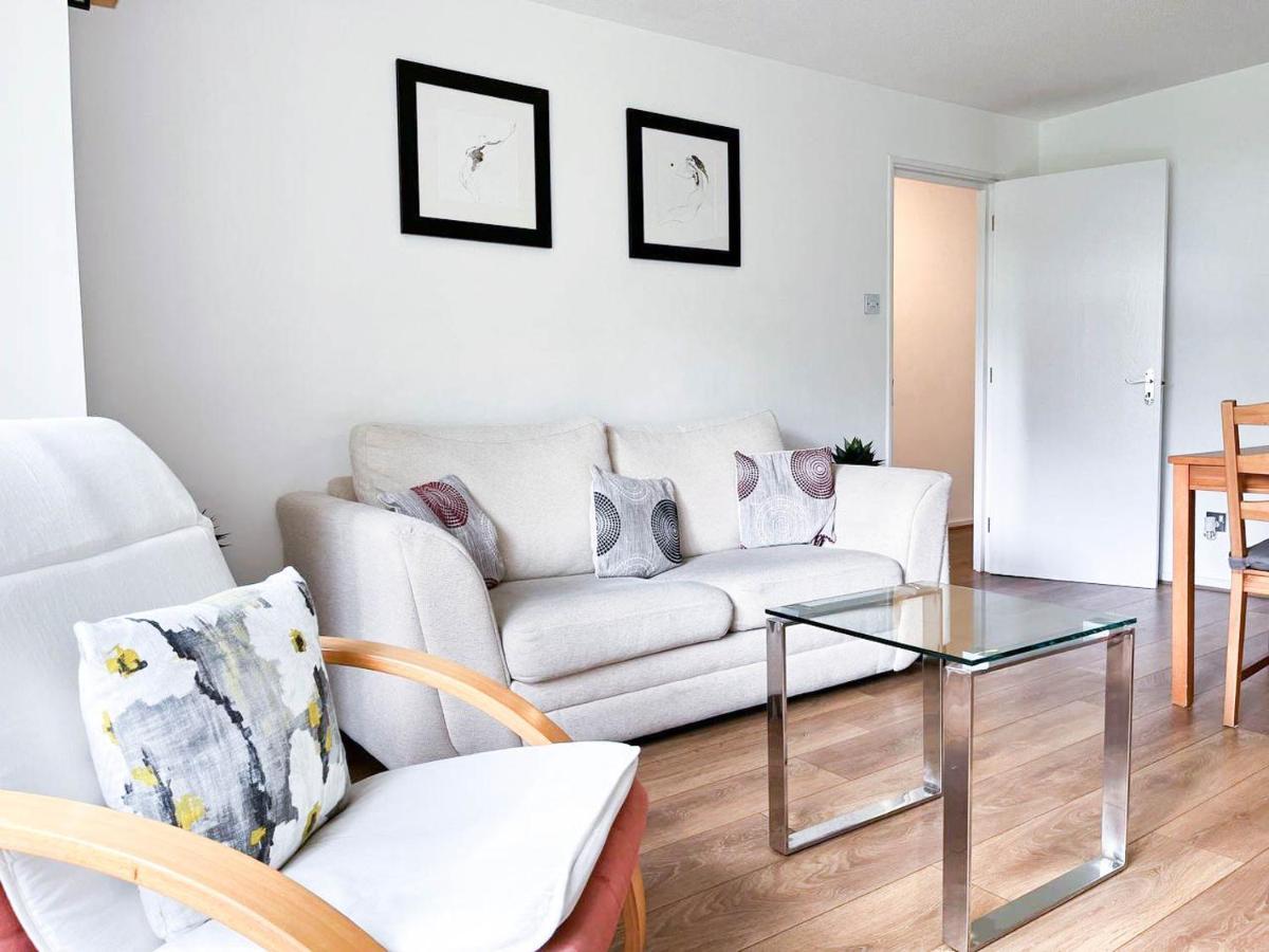 Apartment Lovely 2 Bedroom Flat With Free Parking, Great Transport Links To London, The Excel Centre, Canary Wharf And The O2! *
