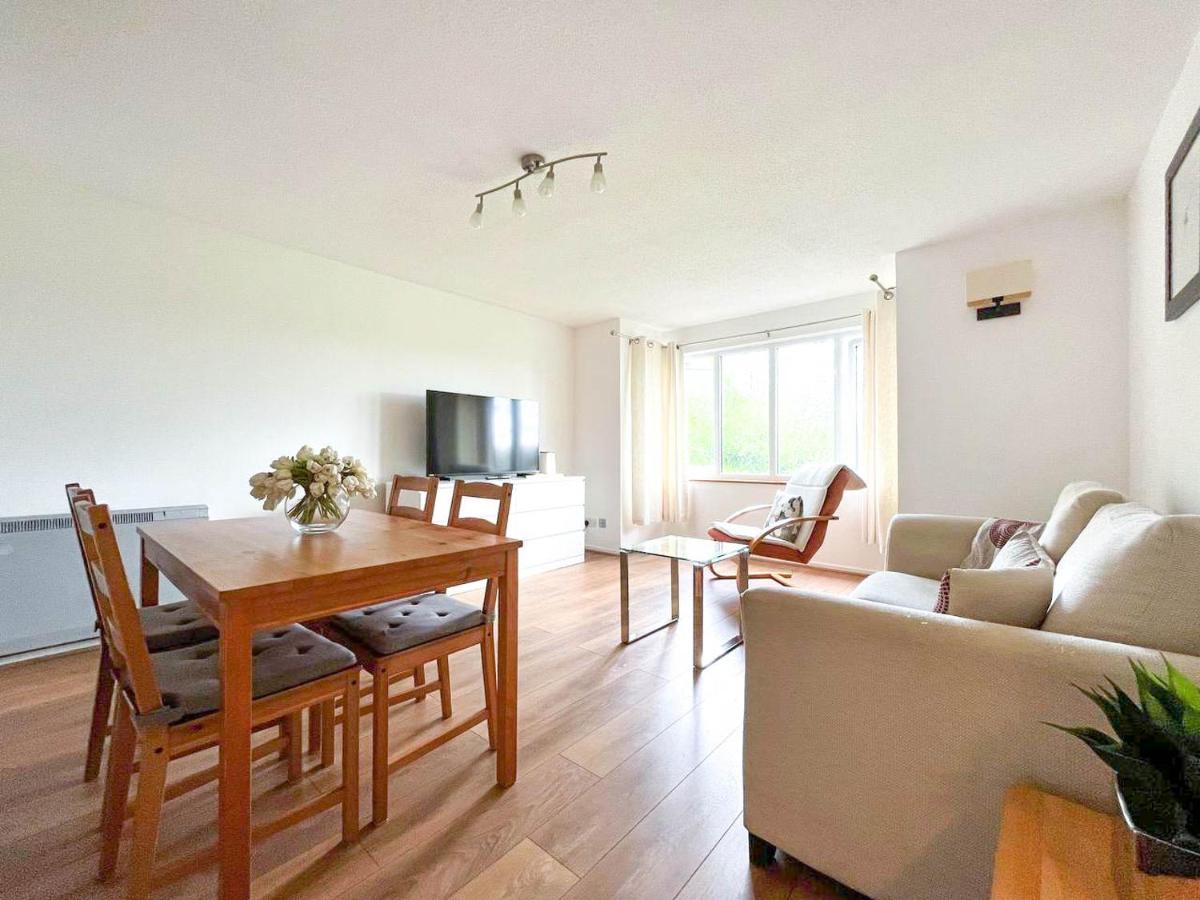 Lovely 2 Bedroom Flat With Free Parking, Great Transport Links To London, The Excel Centre, Canary Wharf And The O2! Apartment
