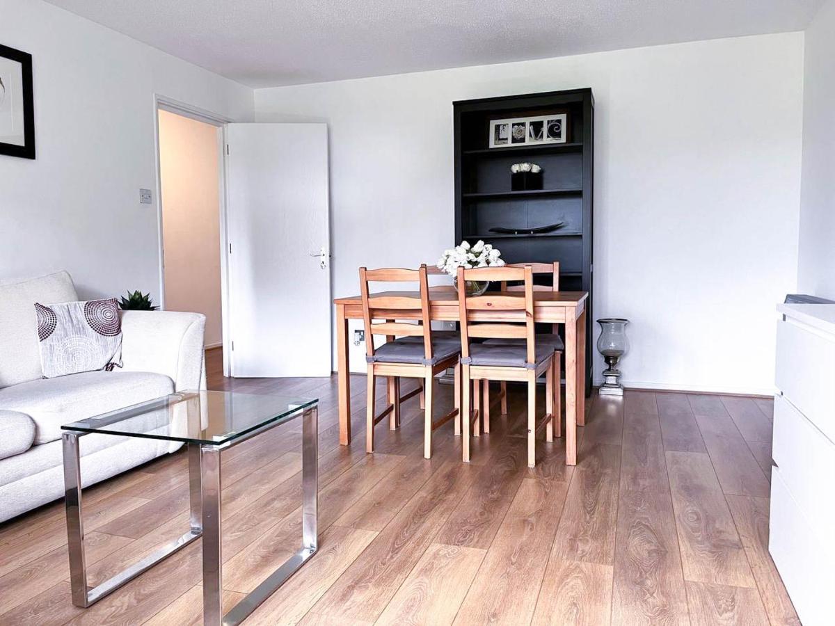 Lovely 2 Bedroom Flat With Free Parking, Great Transport Links To London, The Excel Centre, Canary Wharf And The O2! London