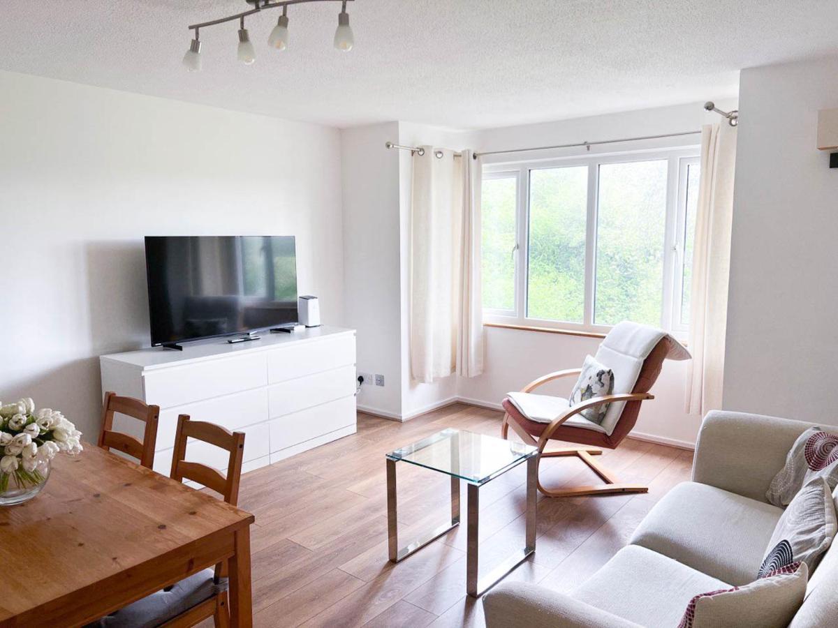Lovely 2 Bedroom Flat With Free Parking, Great Transport Links To London, The Excel Centre, Canary Wharf And The O2! London